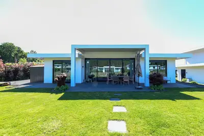 Image de Holiday villa Bloem no. 350 | Luxury 8-person villa on the water with private jetty, sunny garden and large barbecue. Located at Villa Resort Harderwold, near Harderwijk and the Veluwemeer!