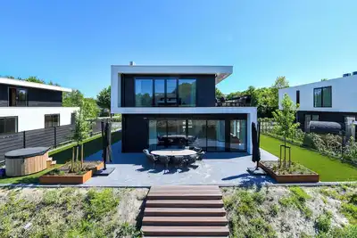 Image de Luxury 10-person villa on the water with hot tub, private jetty, spacious terrace and 4 bedrooms. Located at Villa Resort Harderwold, near Harderwijk and the Veluwemeer!