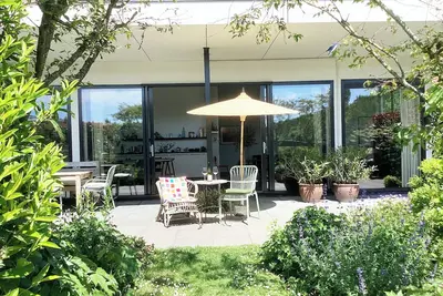 Image de 4-person villa with green garden, private jetty, 2 bathrooms, hammock, canoe and sunny terrace. Located at Villa Resort Harderwold between forest and water!