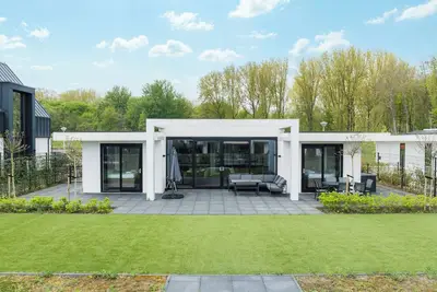 Image de Single-storey 8-person villa with private inflatable boat, luxury built-in bean-to-cup coffee machine, Quooker and swim deck.