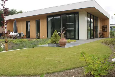 Image de Luxurious 4-person ground floor villa with electrically heated jacuzzi, bath, lounge set on the water and two bicycles. Located at Villa Resort Harderwold, near Harderwijk and the Veluwemeer!