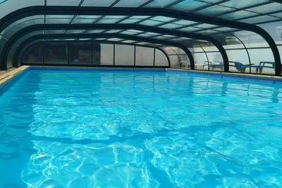 Image de Maison au safran à Erdeven avec chemin menant à la plage, piscine chauffée.