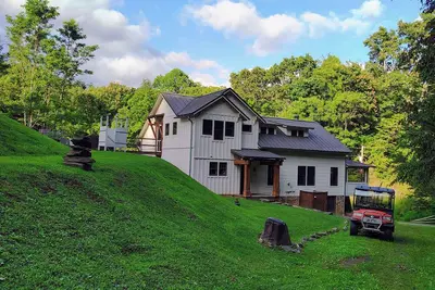 Image de Rustic Luxury Estate, Secluded w/ hot tub & scenic views.