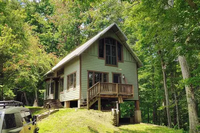 Image de Rustic yet stylish Loft Cabin w/hot tub & outdoor shower. No Cleaning Fee.