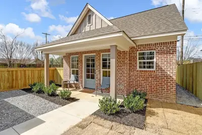 Image de Newly Built Guest House Next to Liberty Bowl