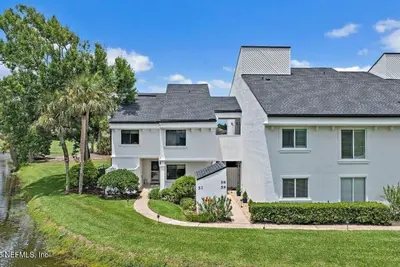 Image de New! Lagoon to golf views with refreshing ocean breezes, walk to the beach.