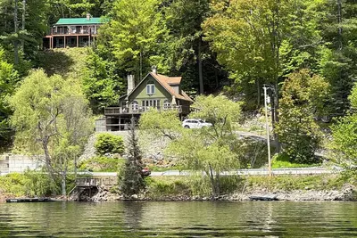 Image de Welcome to Ledgerock, A 3-bedroom Lake Front house on The Great Sacandaga Lake.