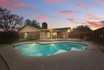 Image de Luxury Retreat in Carrollton - Pool, Patio & More