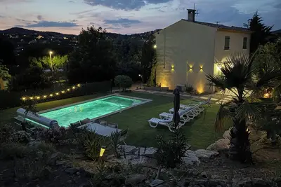 Image de Maison avec Piscine et Jardin au Calme Absolu