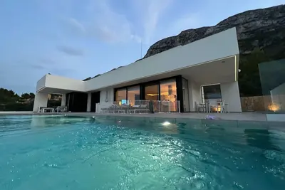 Image de Modern vacation villa with spacious terrace and pool