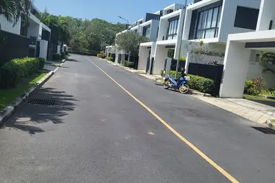 Image de 3-bedroom townhome in charming Tambon Choeng Thale with WiFi, Ac