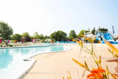 Image de Homerez - Bungalow confortable à Onzain avec piscine partagée