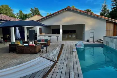 Image de Grande maison de campagne avec piscine et cuisine d’été – Périgord