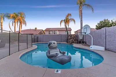 Image de Vibrant Home – Heated Pool, Arcade, & Fire pit