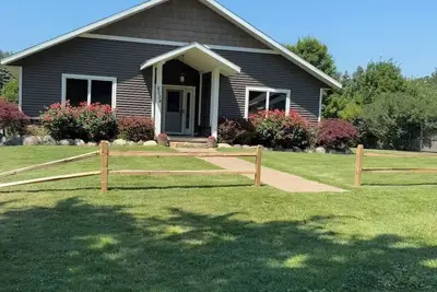 Image de Lake House with Hot Tub, game room, huge yard, 1 mile from Silverlake Sand Dunes