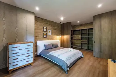 Image de |Ep| Stylish Apt w/Chic Design, Prime Location, Desk