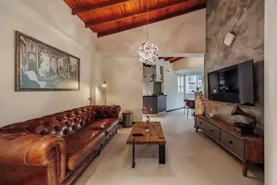 Image de |Ep| Chic Rustic Apt W/Balcony, Dishwasher, Office