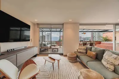 Image de Ep| Bright Apt W/Ac, Workspace, Jacuzzi