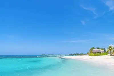 Image de Welcome to Ocean's Tropical Escape! \nBeach front, beach access 1-bedroom, 4 bed.