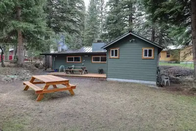 Wood Den rustic lake cabin, deck & mountain views