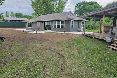 Image de Spacious 5-bedroom Osakis lakefront house/guest house with dock, WiFi, Ac, spa