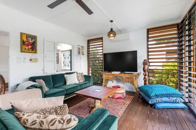 Image de Tropicana Cottage Eclectic Poolside Haven near Cbd