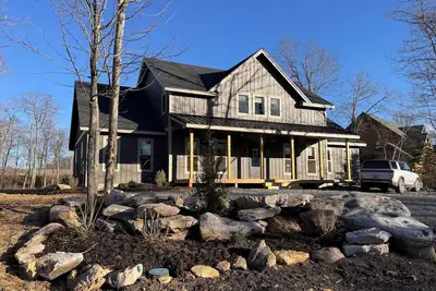 Image de Spacious New 5-bedroom house with indoor Pool, Ev Charger in charming McHenry