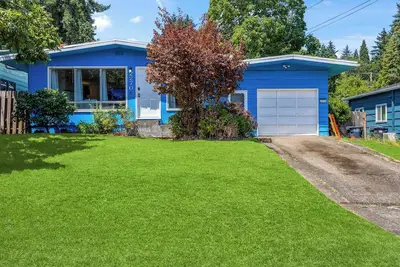 Image de Clean Comfy House with Hot Tub, Pool Table, & Bbq
