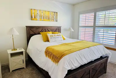 Image de Spacious North Boulder Townhome w/Theater Room & Ensuite Baths for Month+ Stays