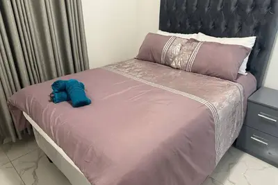 Image de Serene four bedroom family home within walking distance of local amenities.