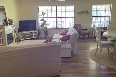 Image de Lazy Lakeside Retreat