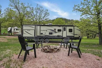 Image de The Puma - Xl Camper by Mt Rushmore/Custer Sp