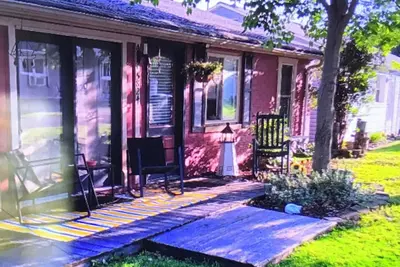 Image de 2 bedroom cottage, 1 side of a duplex, in Catawba. Sandy beach 500 ft away.