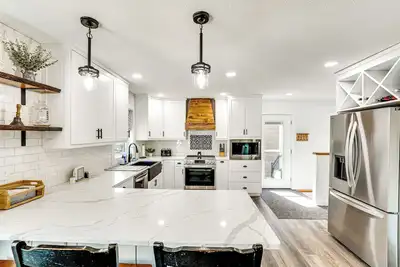 Image de 15 Mi to Downtown Sioux Falls: Gem w/ Yard!