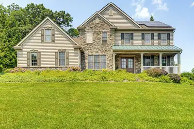 5 Mi to Dtwn York: Spacious Family Home