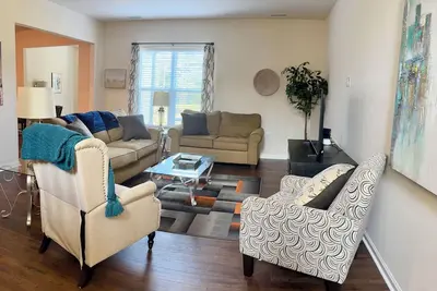 Image de Cozy 3-Br sleeps 7 South Durham Unc, min to Duke, Rtp, Airport Master w King bed