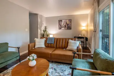 Image de The Fern & Fable - King Bed/TownHome with Deck