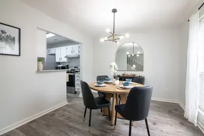 Image de The Hearth & Thistle - King Bed/TownHome with Deck