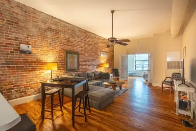 Image de Charming Front St Retreat – Walk to River, Shops & Cafés!