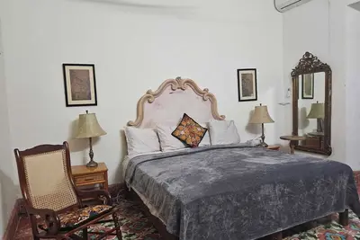 Image de Pool, garden and colonial charm!