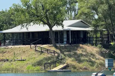 Image de Grandpa’s cozy cabin in Arlington with WiFi, Ac, grill, fishing, pedal boat, kayak