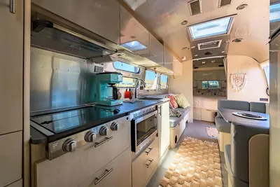 Image de Airstream with Bunk & Private Hot Tub (Unit L) - 6 Person Airstream with Bunkbed