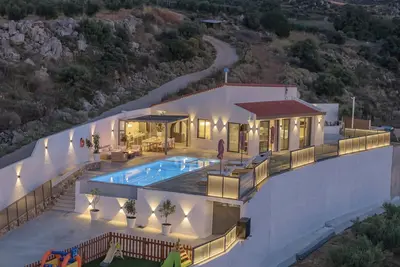 Luxury Villa Maximos - With Private Heated Pool