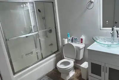 Image de Charming 1-bedroom house with WiFi and Ac in serene Richmond