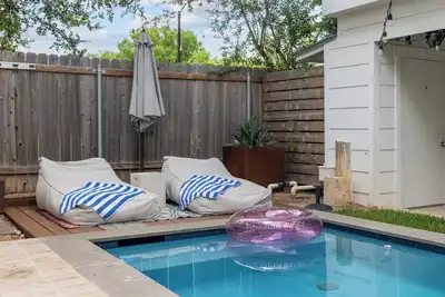 Image de Guest House + Shared Pool - Eastside Palm Flat!