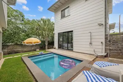 Image de Shared Pool + East Austin - Eastside Palm House!