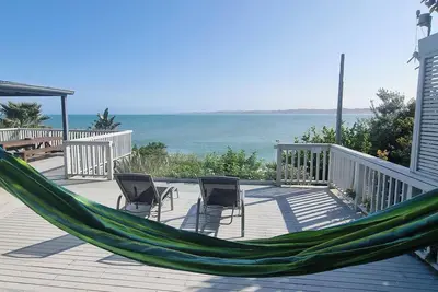 Image de Whale Bay Coastal Retreat - Your luxury surf front stay for up to 13 guests