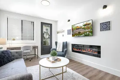 Image de Vino Villa • Luxury 2bd • Spectacular Lakeview • Sunny Patio • Quiet Privacy