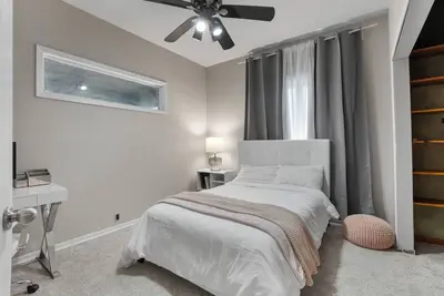 Image de Eat Street Oasis with a luxury patio & fiber internet