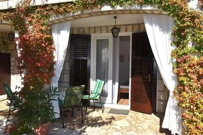 Image de Garçonnière avec la terrasse Banjol, Rab (As-24672-a)